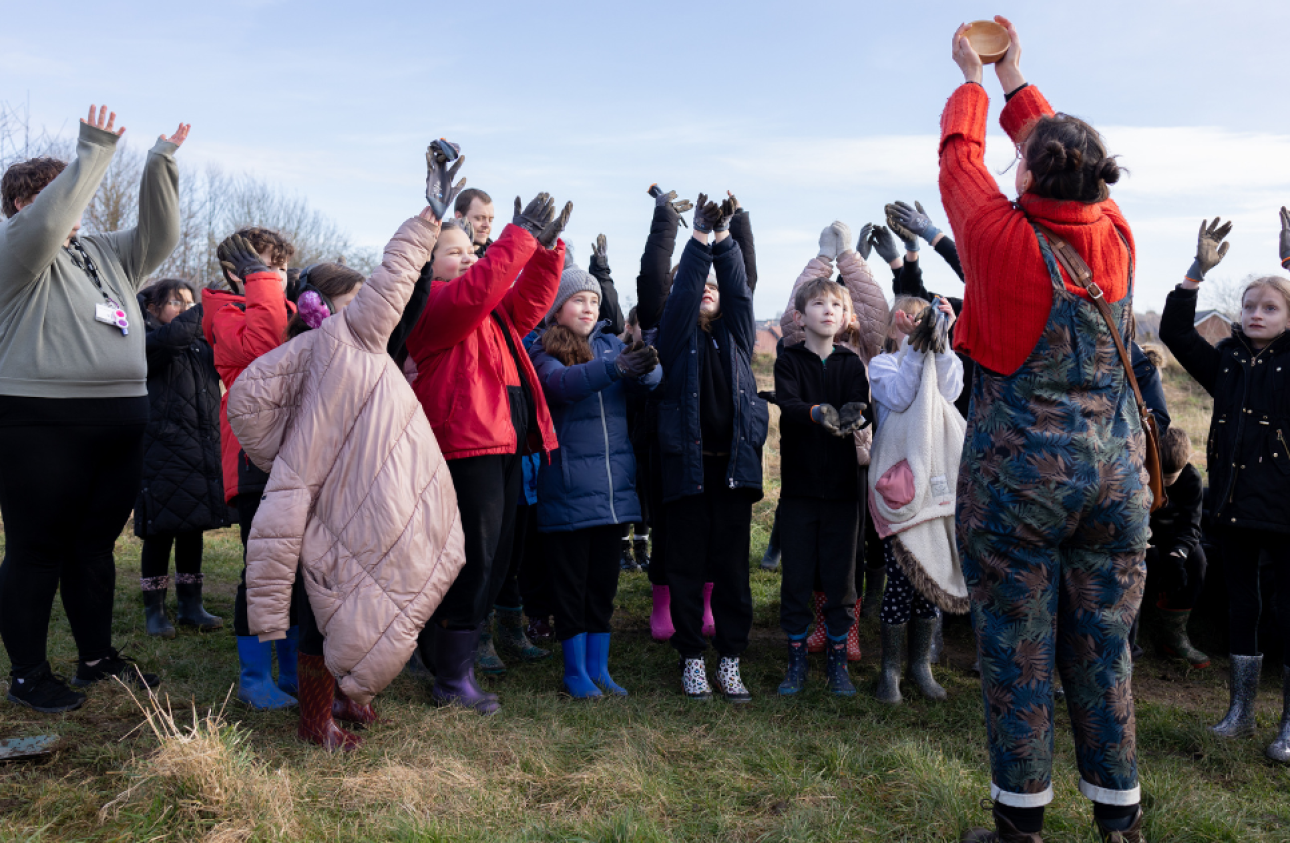 Storyteller Pyn is standing in front of the children from Fairmeadows School